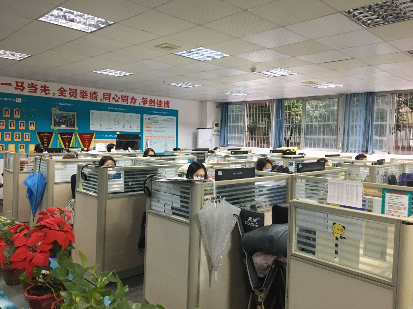 銷售人員與廣大客戶積極溝通聯(lián)系